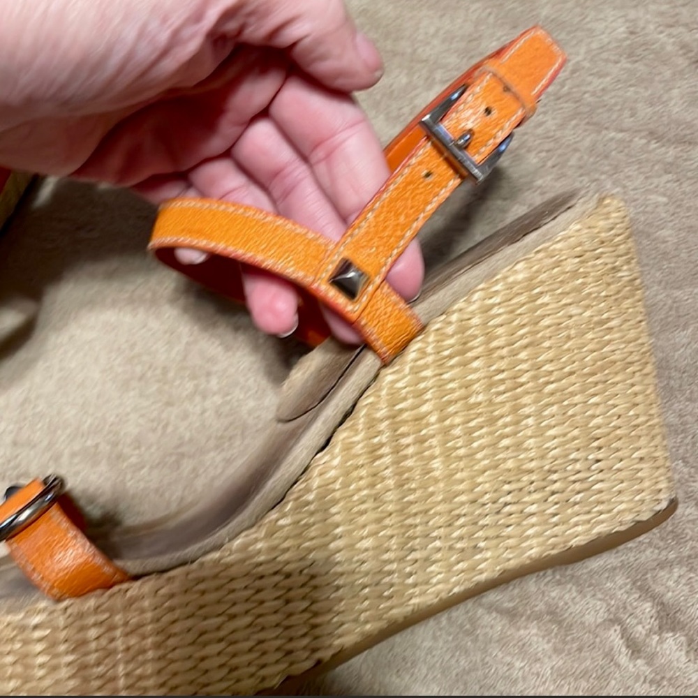 Authentic Prada leather sandals perfect for the spring and summer. - Picture 7 of 11